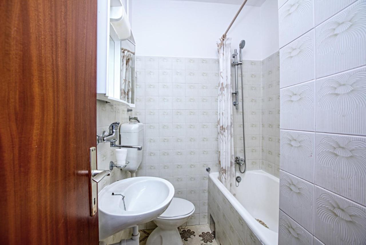 Apartments And Rooms By The Sea Tisno, Murter - 5128 Bagian luar foto